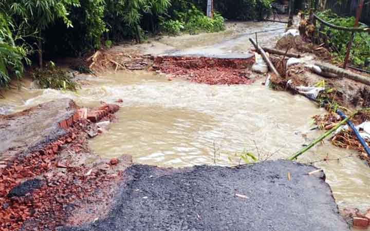 বন্যার পানিতে তছনছ কক্সবাজার, ক্ষতি প্রায় ৯০০ কোটি টাকা